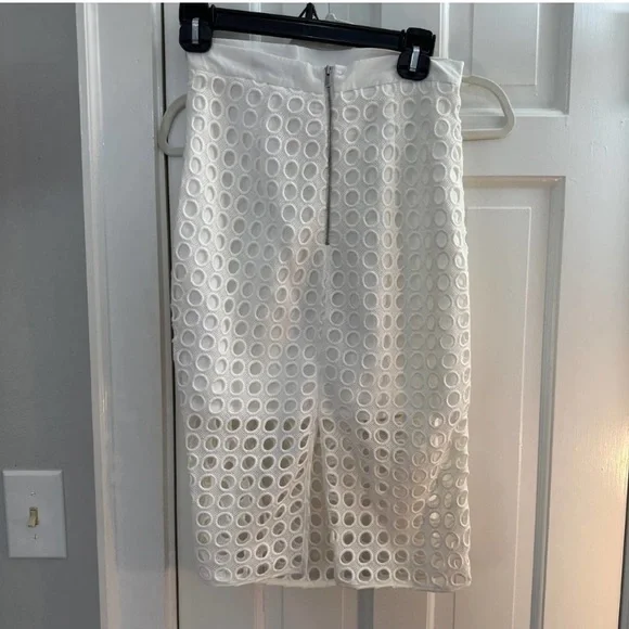 Banana Republic White Circle Lace Overlay Pencil Skirt Womens Size 12 petite - Picture 2 of 3